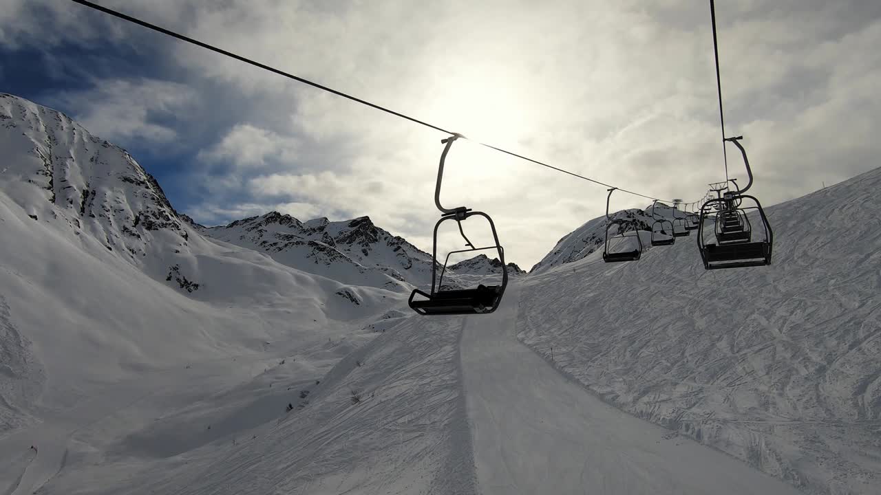 Bellissima vecchia seggiovia con buona vista sulle montagne
