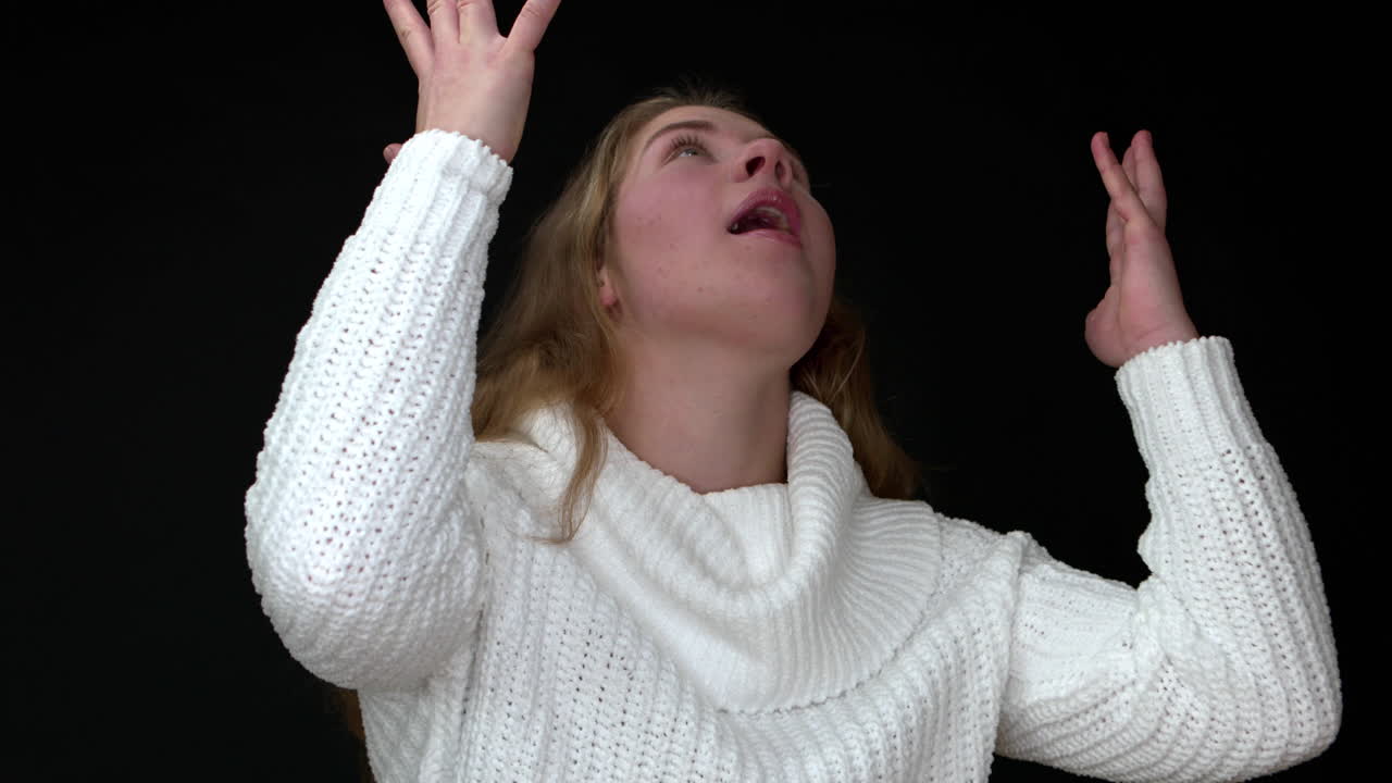 손을 들고 공중에서 비명을 지르는 어린 소녀, 정적 샷