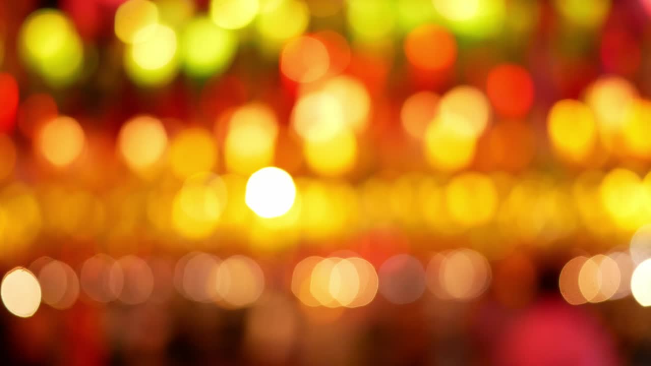 fondo de bokeh abstracto de la luz de la linterna thai lanna por la noche. conceptos de celebración en el festival yi peng.