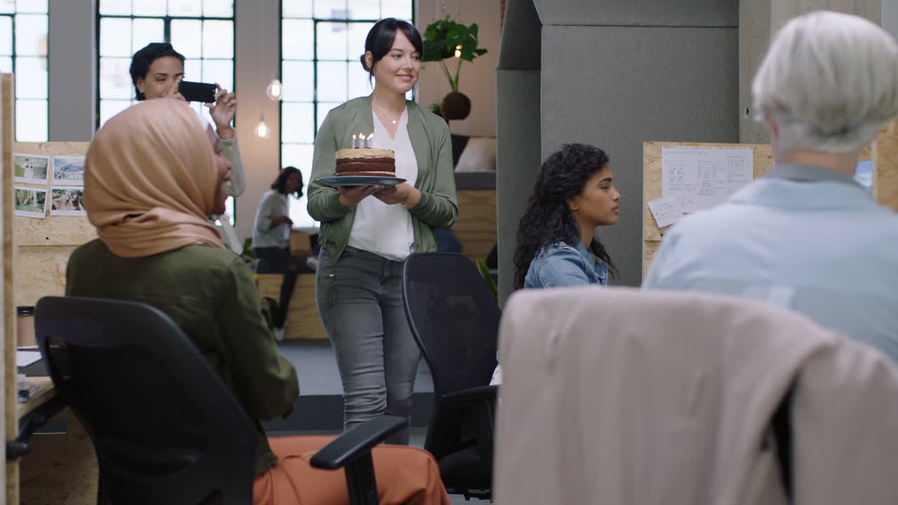 행복 한 사업가 들 이 생일을 축하 하는 축제 흥분 된 동료 들 이  ⁇ 불 을 불어서 놀라움 을 즐기는 사무실 팀 들 이 다양한 직장 축제 에서 함께 환호 하는 것