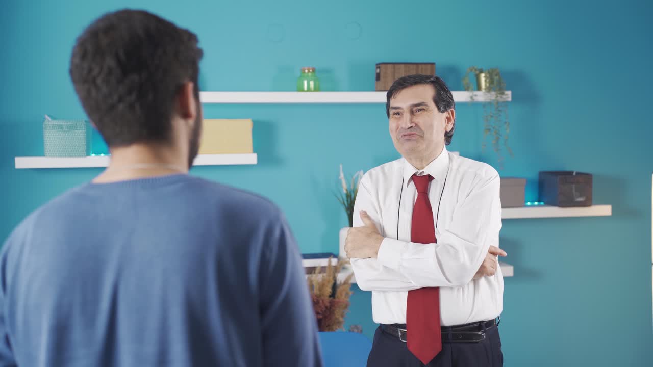 자신감 있는 수석 멘토가 젊은 클라이언트와 소통하고 훈련합니다.