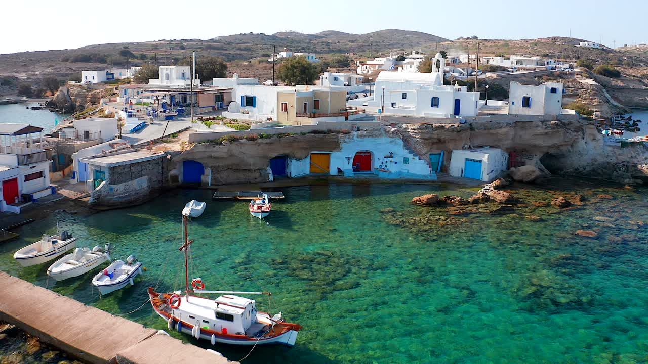 toma de drones de la ciudad portuaria de mandrakia en la arquitectura griega de cerca en la isla de milos