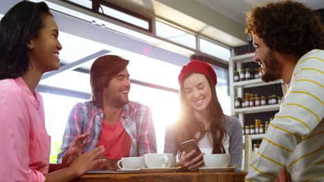 amigos interactuando mientras toman café