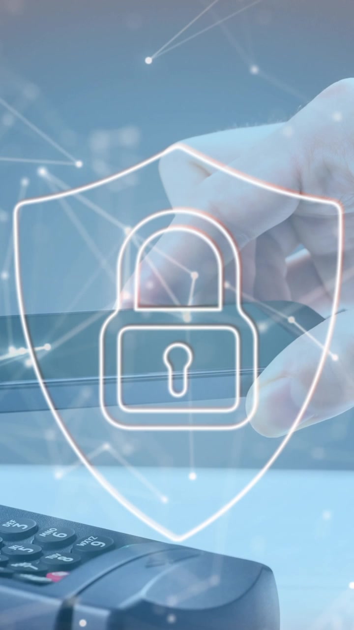 Animazione di una rete di connessioni e di un lucchetto di sicurezza su scudo sopra un terminale di pagamento