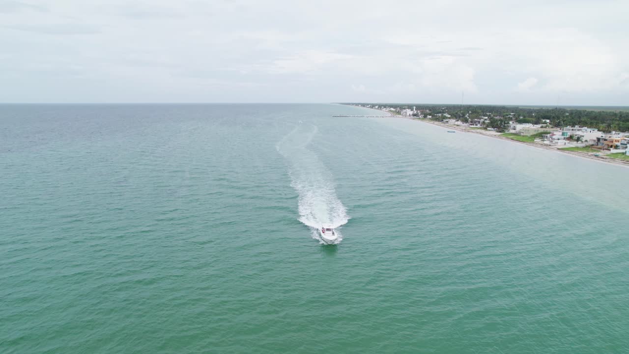 vista aérea del acercamiento de un barco en la playa