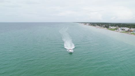 Luftaufnahme-Der-Annäherung-Eines-Bootes-Am-Strand