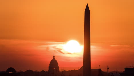 Zeitraffer-Des-Sonnenaufgangs-Hinter-Dem-Capitol-Building-Und-Dem-Washington-Monument-In-Washington-D.C.,-Gesehen-Vom-United-States-Marine-Corps-War-Memorial-In-Arlington-County,-Virginia