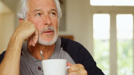 Älterer-Mann-Beim-Kaffee-Am-Tisch-4k