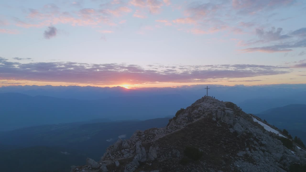 Ripresa con drone di un uomo che corre su un crinale di montagna al tramonto