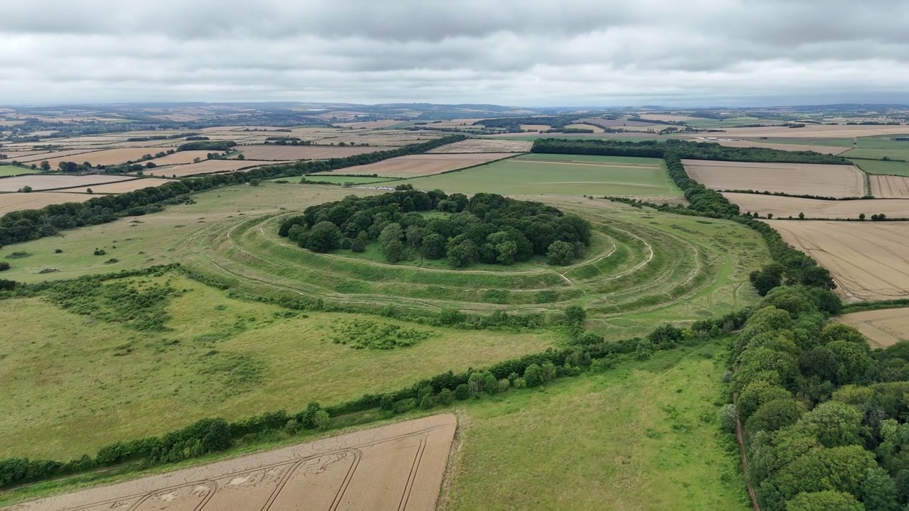 Luchtfoto Badbury Rings historische concentrische Romeinse heuvelfortificatie wallen op het Britse platteland