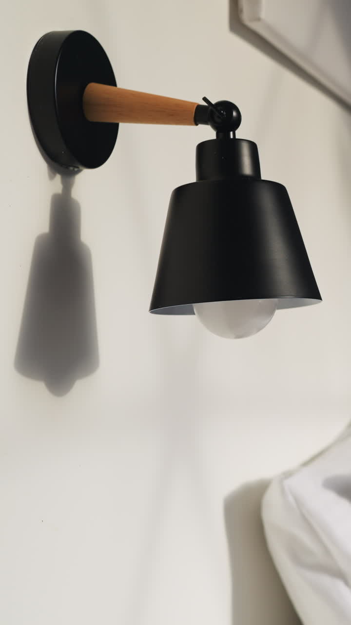 habitación de hotel para turistas. la luz del sol cae en la pared blanca con lámpara de pared en el recinto de la casa de campo de luz para alquiler de visitantes en clima soleado