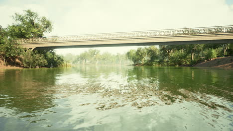 Paisaje-En-El-Parque-De-La-Ciudad-Con-Lago