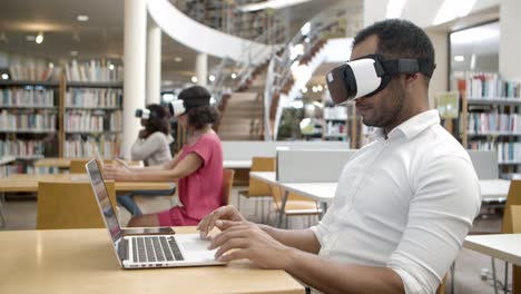 vista lateral del joven con gafas de realidad virtual