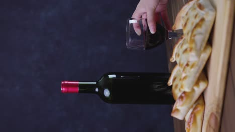copas de vino chilenas y botella y variedad de empanadas
