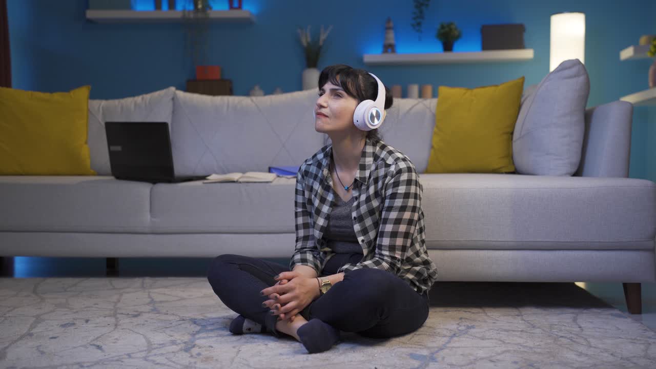 헤드폰으로 음악을 듣는 여성은 불행하고 슬프다.