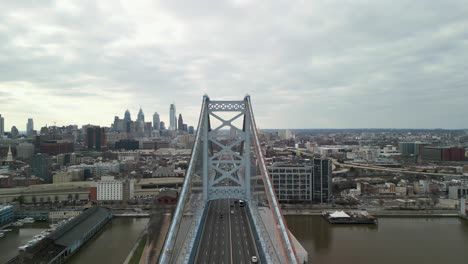 vista simétrica sobre la parte superior del puente ben franklin