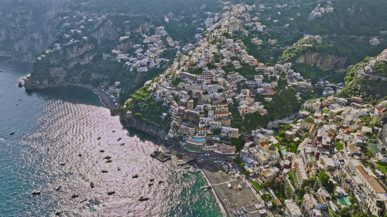 포지타노 이탈리아 항공 v7 조류 눈보기 드론 플라이오버와 해변 주변 해안 절벽 마을, 인기 있는 해변 해변 및 크리스탈  ⁇ 은 푸르키즈 물 - mavic 3 cine - 2023 년 5 월 촬영