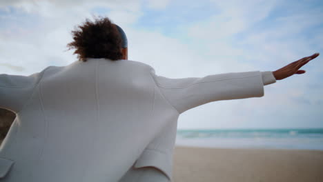 Glückliche-Frau,-Die-Mit-Offenen-Armen-Am-Meeresstrand-Wirbelt.-Lächelndes,-Fröhliches-Model-Beim-Gehen