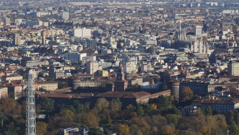 Castillo-De-La-Ciudad-De-Milán,-Catedral-Y-Galería-En-Vista-Aérea-A-Distancia