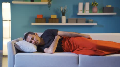 el hombre se despierta infeliz.