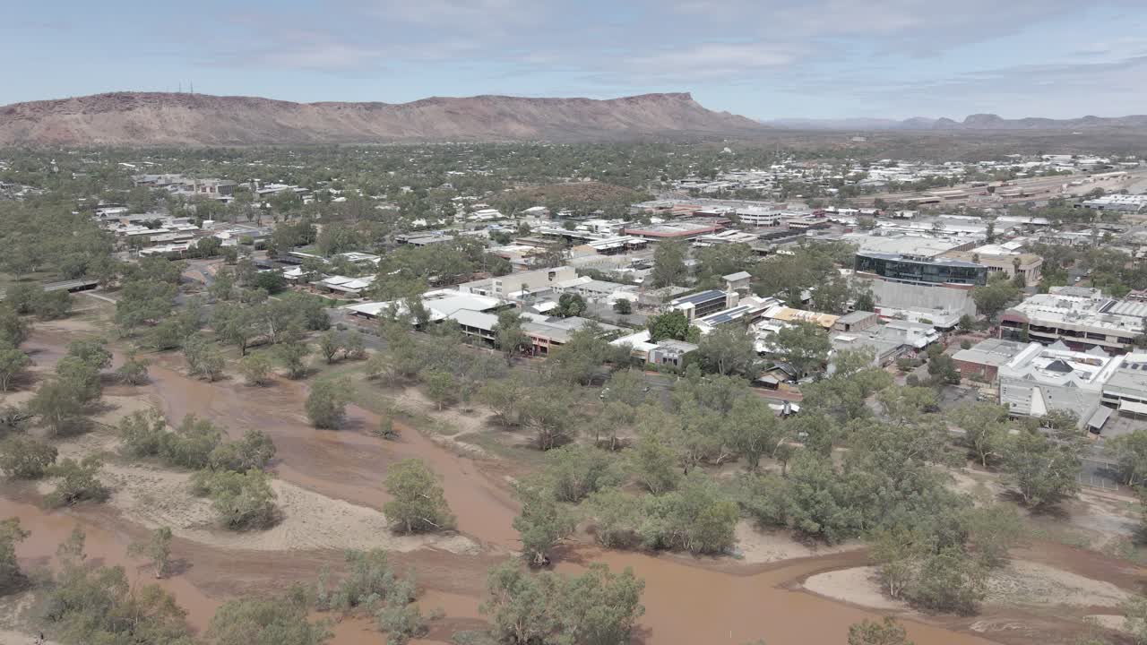 todd river y alice springs con macdonnell ranges y heavitree gap en el fondo - ciudad remota en el territorio del norte, australia
