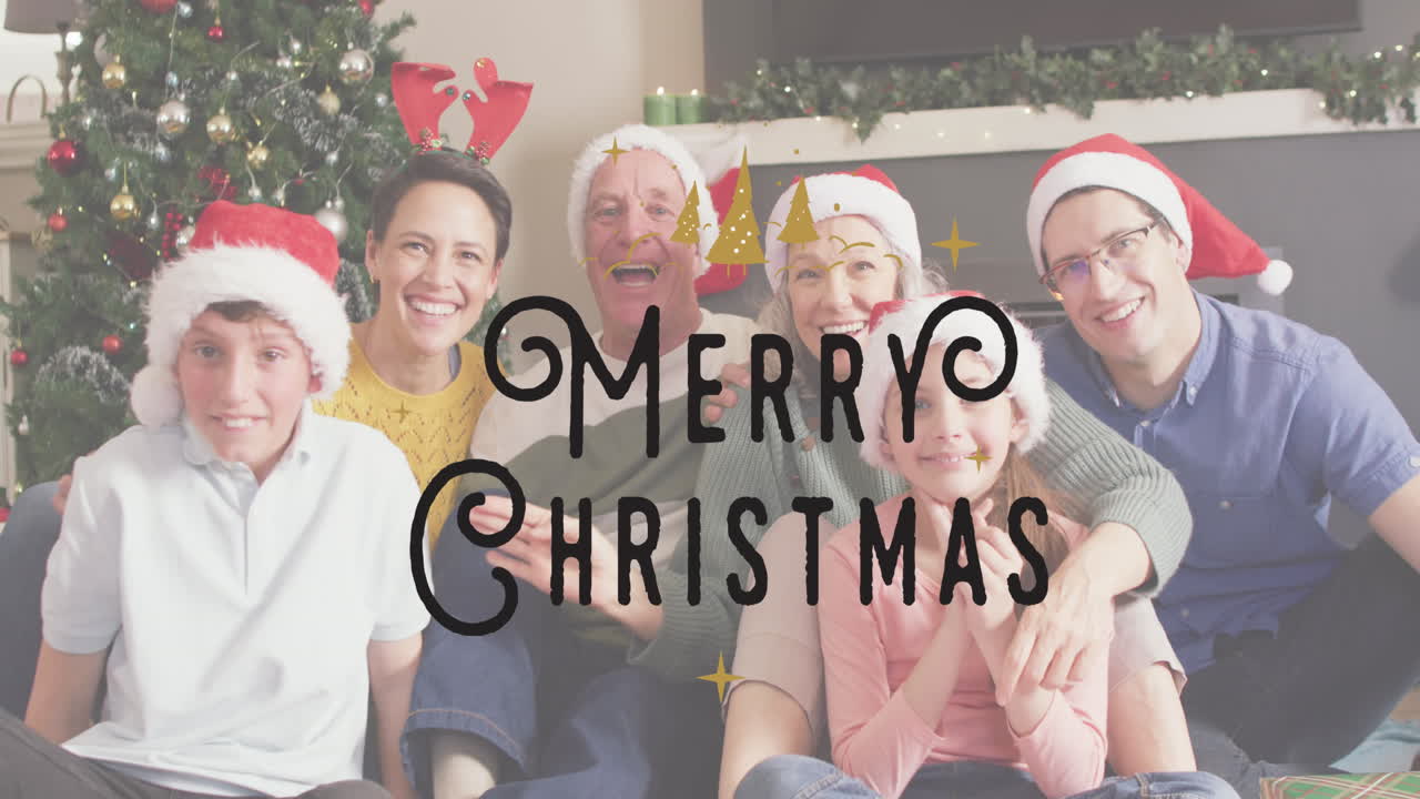 Animação de texto de saudações de Natal sobre uma família com gorros de Papai Noel à mesa de Natal.