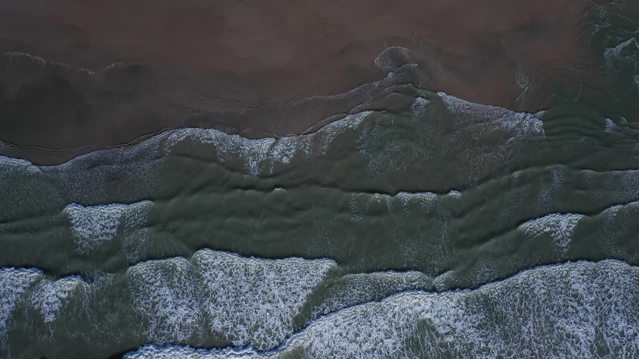 el video aéreo de arriba hacia abajo con playa, olas y surf es de la playa ho tram en vietnam