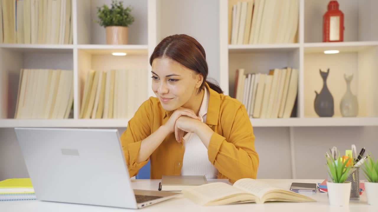 estudiante satisfecha en el pc.