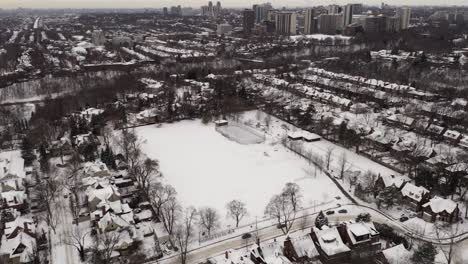 Eisbahn-Im-Freien-In-Rosedale,-Toronto