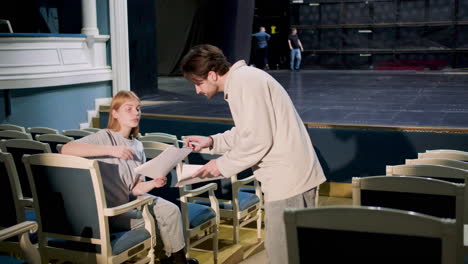 Gente-En-El-Teatro-Antes-Del-Ensayo