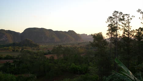 Kameraschwenk-Im-Morgengrauen-Des-Vinales-Nationalparks-Kuba-1