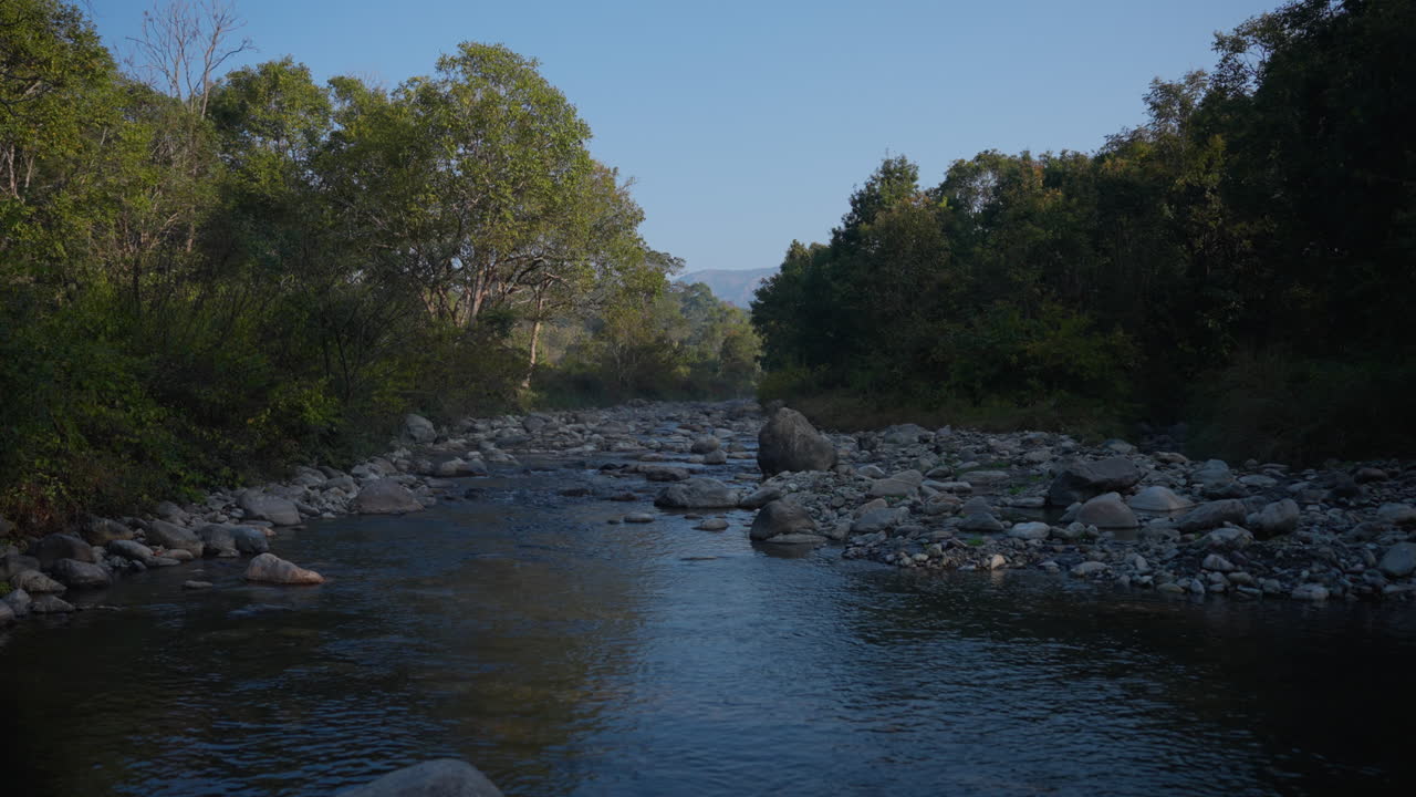 Punto panoramico del fiume Kosi, roccioso e poco profondo, che scorre attraverso il Parco Nazionale Jim Corbett in India.