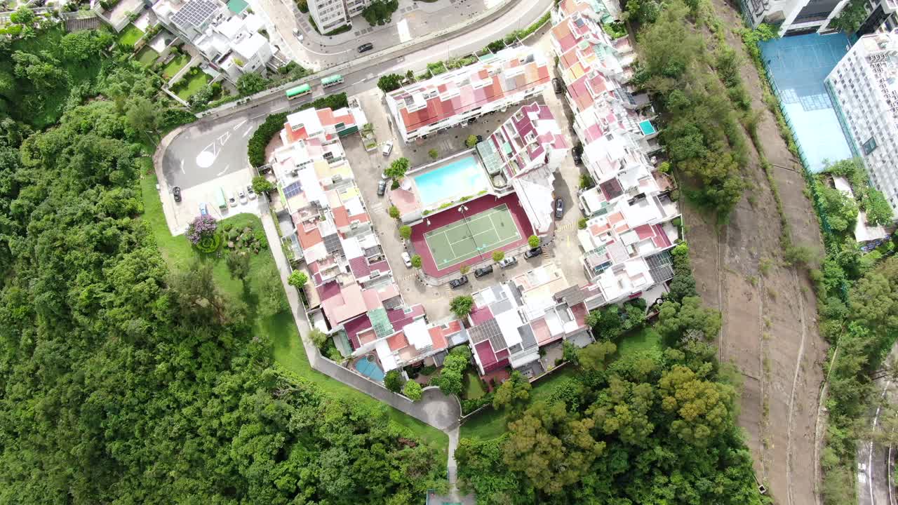 templo clásico en hong kong, rodeado de un exuberante terreno montañoso verde, vista aérea
