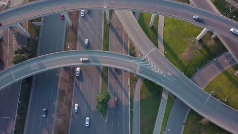 ángulo superior hacia abajo vista aérea de drones de carreteras elevadas y cruces de tráfico en la metrópolis china de chengdu durante un día soleado. diseño de construcción moderna de vías de tráfico para evitar atascos de tráfico, muchos automóviles