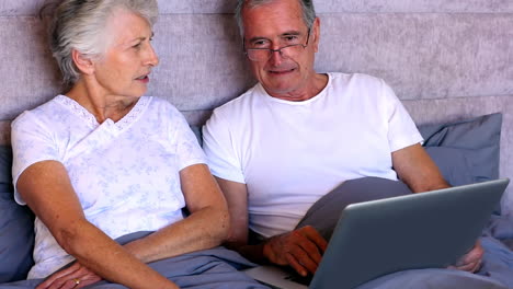 Elderly-couple-doing-something-on-the-laptop