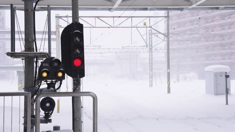 Tormenta-De-Nieve-Sobre-Ferrocarril-Cancelando-Todos-Los-Trenes-En-Invierno