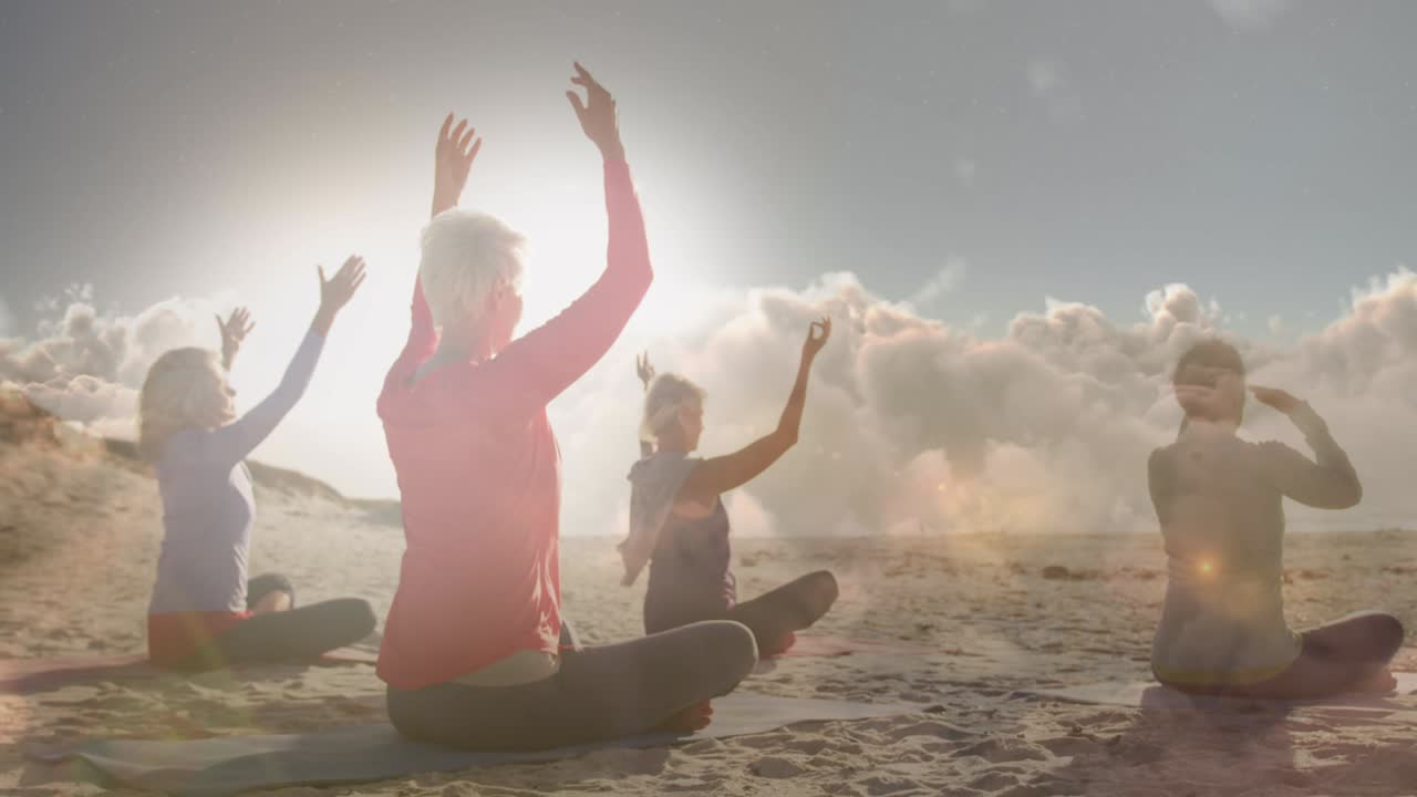 해변에서 요가를 연습하는 행복한 노인 여성 위에 반이는 빛의 애니메이션