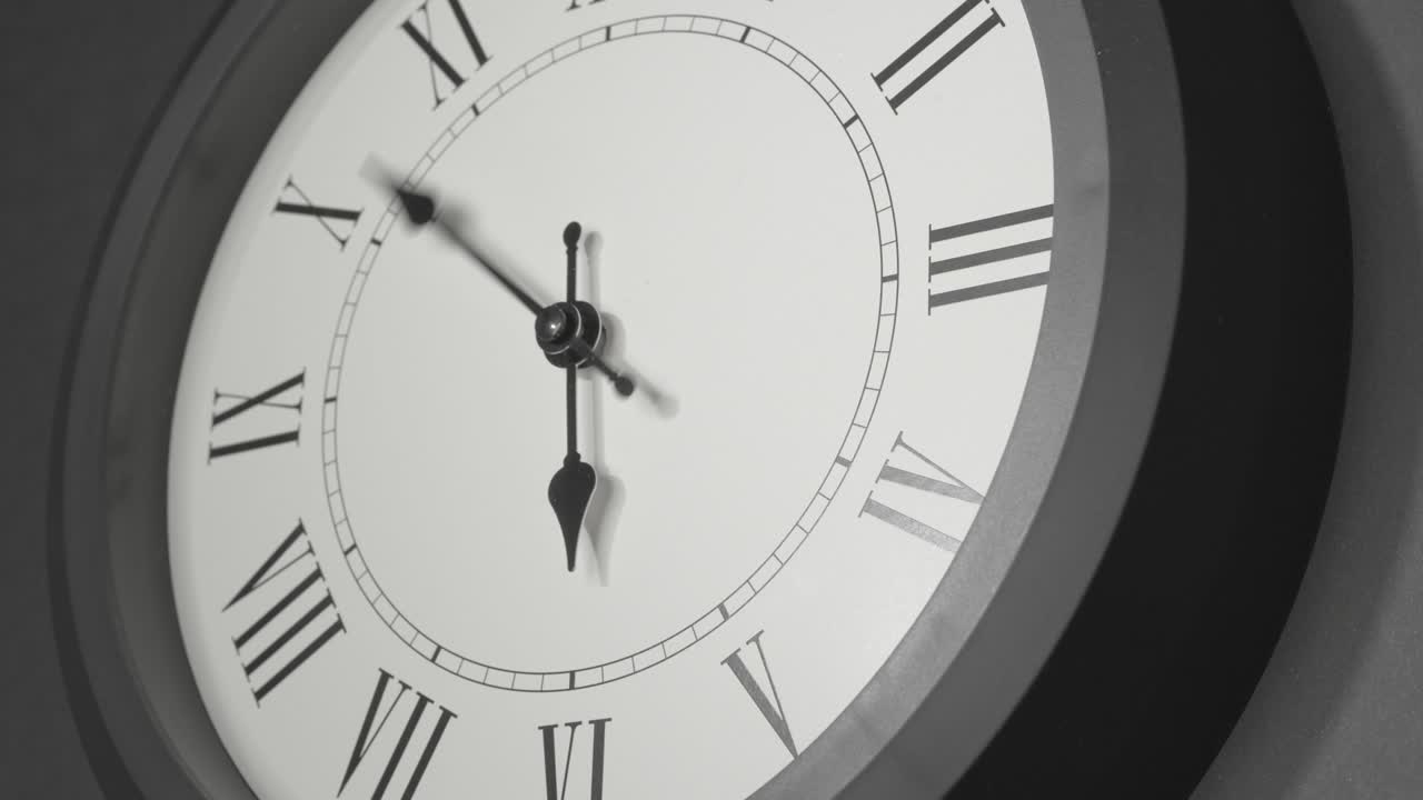 reloj latino en el lapso de tiempo en la pared gris oscuro