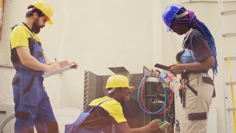 ingenieros limpiando los refrigerantes del condensador