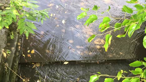 Agua-Que-Fluye-Por-Los-Escalones,-Hecho-Por-El-Hombre,-ángulo-Alto