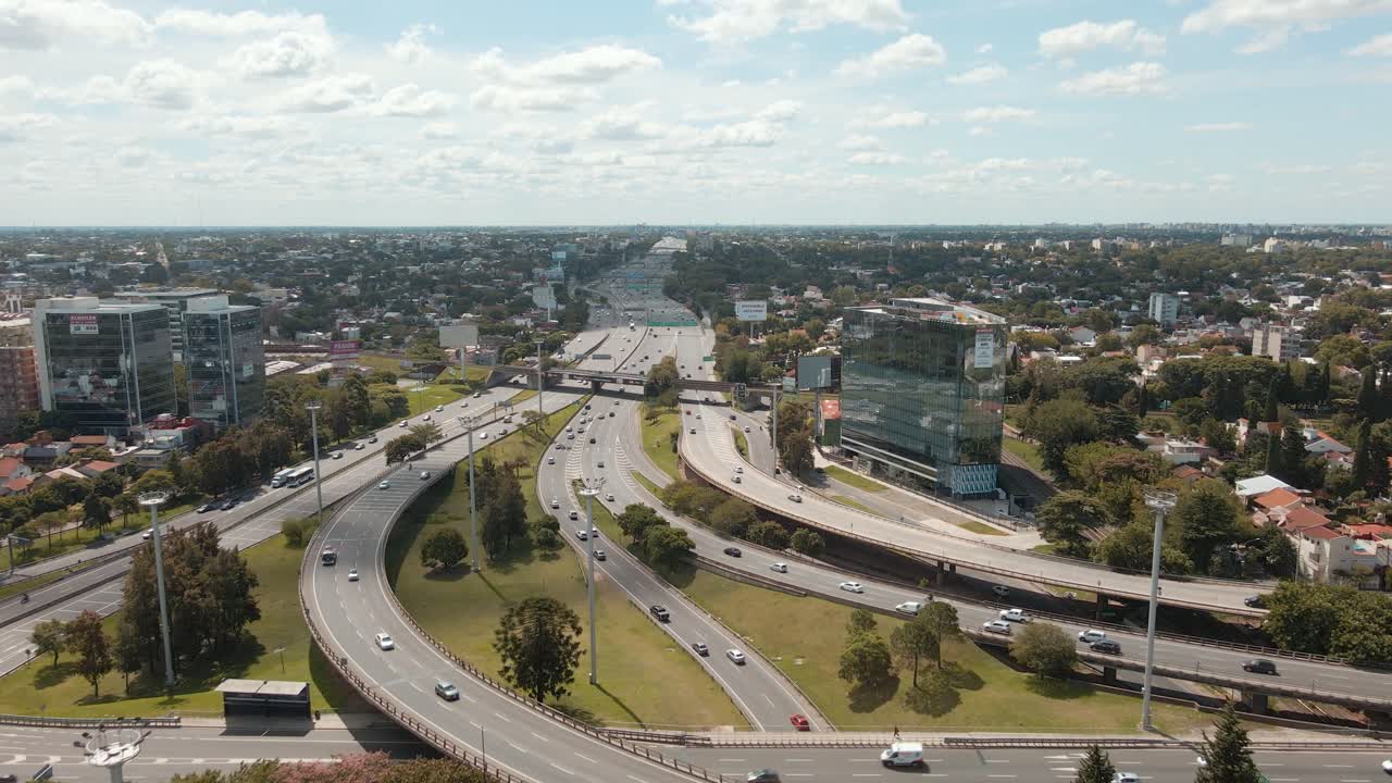 vista aérea sobrevolando el cruce de la carretera continental panamericana en buenos aires