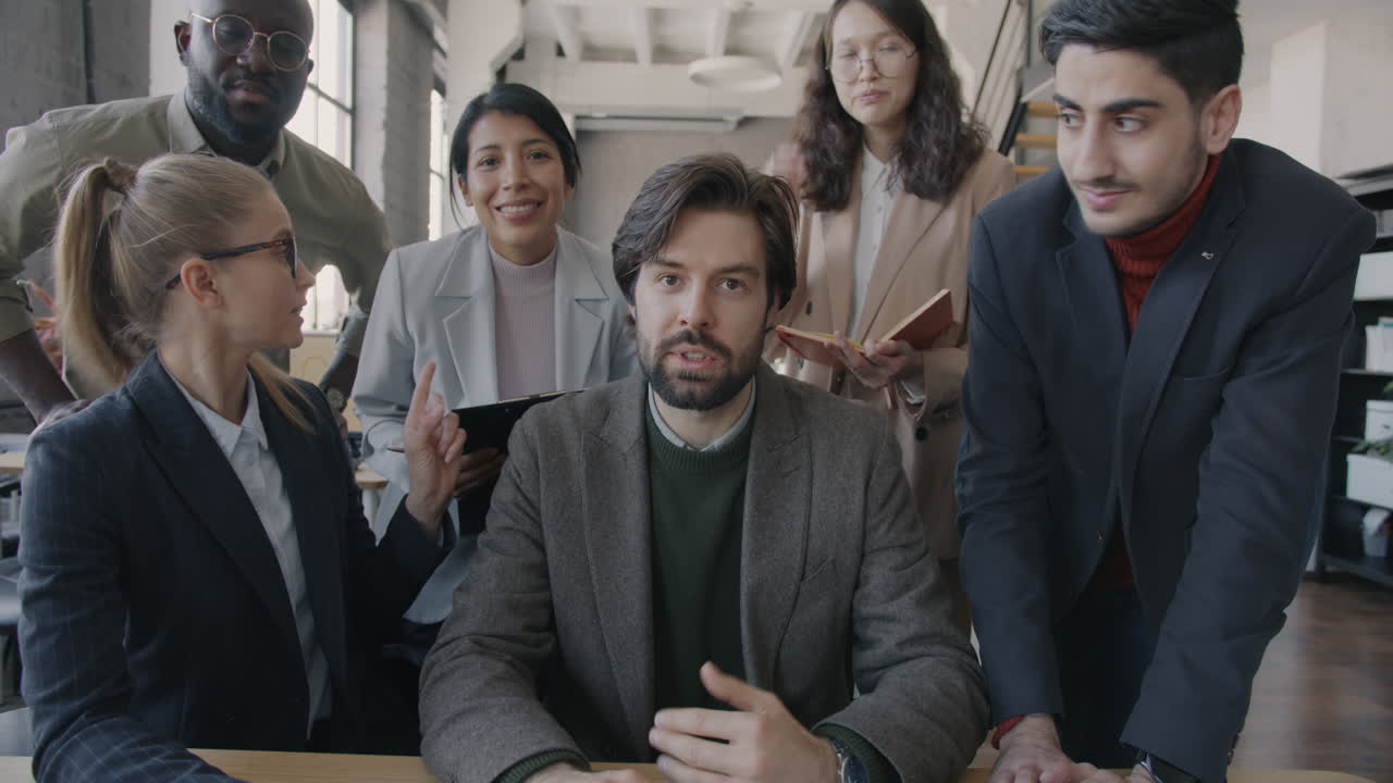 회의에서 다양한 비즈니스 팀