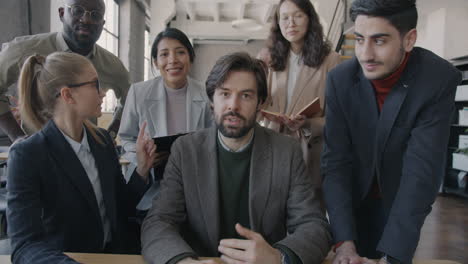 equipo de negocios diverso en la reunión
