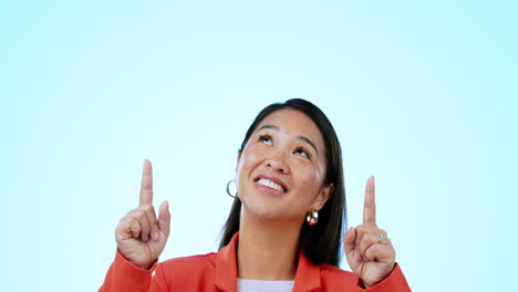 feliz, señalando y la cara de la mujer en el estudio