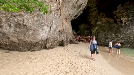 playa tropical con cueva y santuario