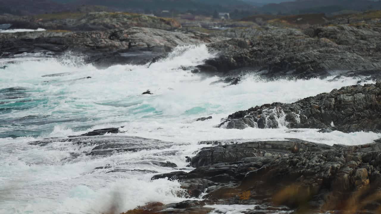 costa rocosa con olas que se estrellan