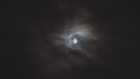 4k, la luna brilla a través de las nubes