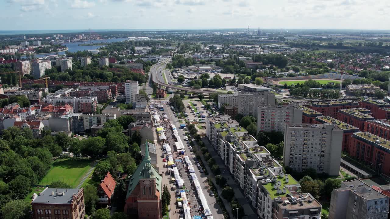 Záběry z dronu nad hlavní dopravní tepnou v obytných čtvrtích v Gdaňsku