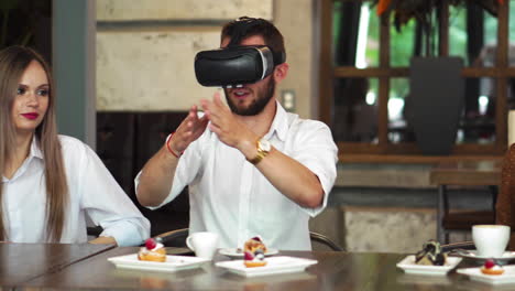 비즈니스 미팅 중에 가상 현실 안경으로 일하는 개발자 팀. 젊은 비즈니스 동료들이 vr 안경을 사용하여 브레인스토밍을합니다.