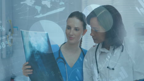 animación de gráficos e interfaz infográfica, diversas médicas analizando rayos x en el hospital